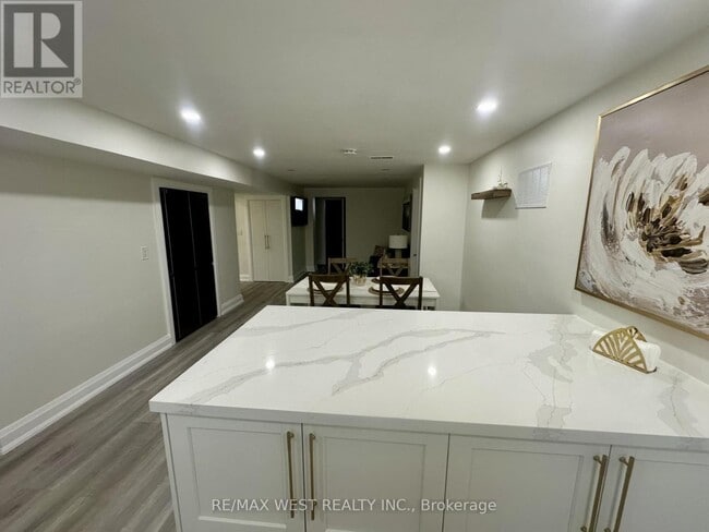 Building Photo - 544 Rustic Rd