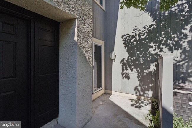 Building Photo - 911 Chanticleer
