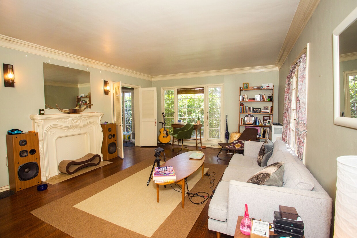 Sala de estar - 5968 San Vicente Blvd