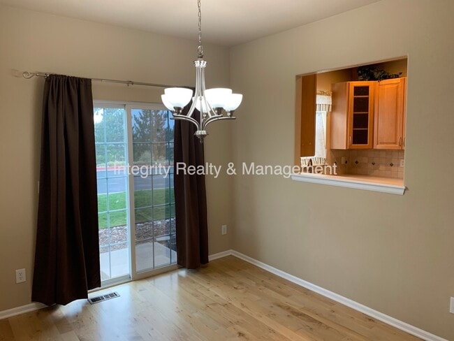 Foto del edificio - 552 Hanging Rock Pl