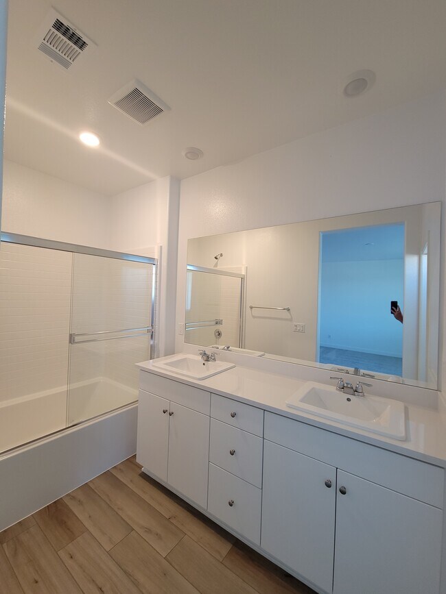 Dual Vanity master - 15958 Lasselle St