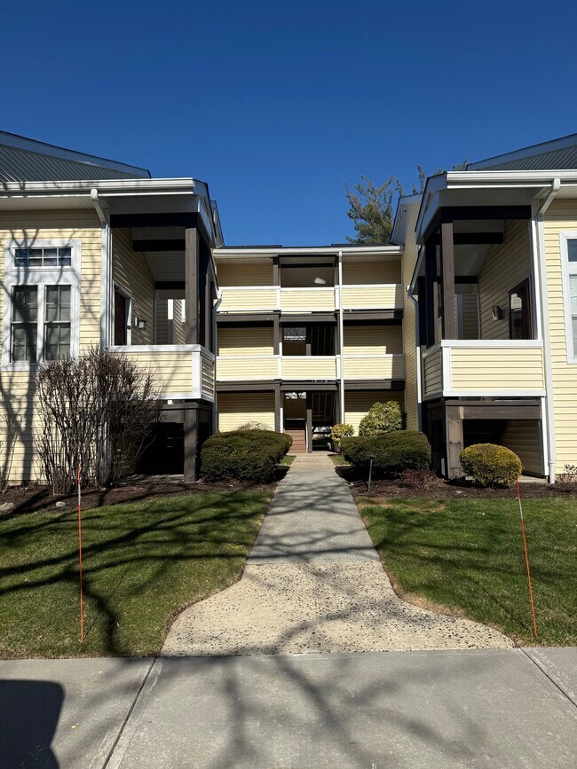Foto del edificio - 713 Pinehurst Ct