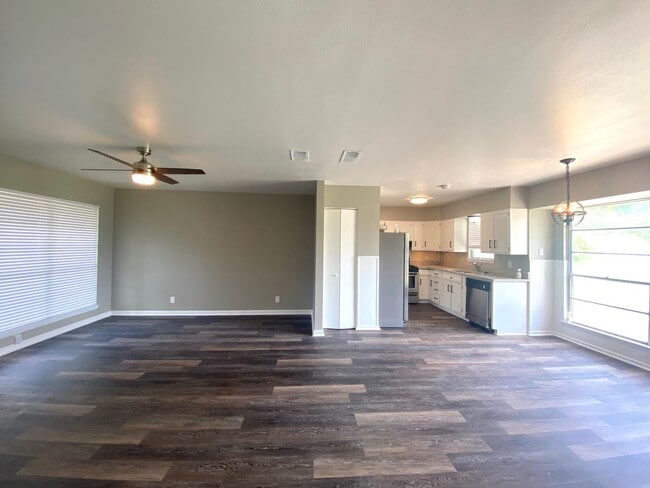 Building Photo - Adorable remodeled home 3 bedroom 2 bath i...