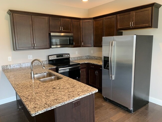 Building Photo - Luxurious 3 bedroom home
