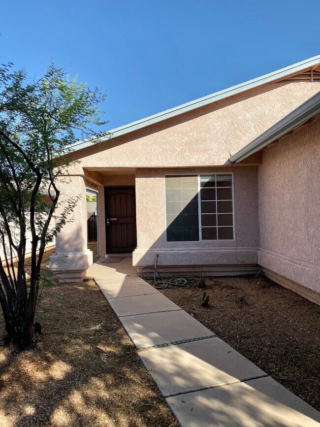 Building Photo - HOUSE FOR RENT