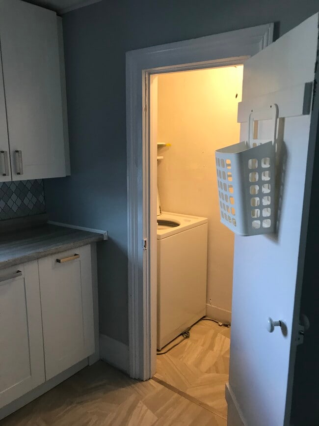 In-Apt Laundry - 4246 William St