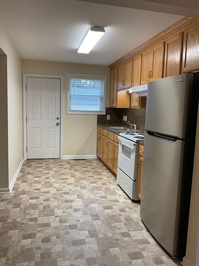 Building Photo - Spacious 3 Bedroom Apartment Available Now!