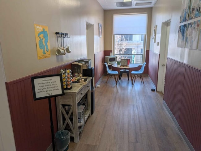 Building Photo - 112 Shoshone St E