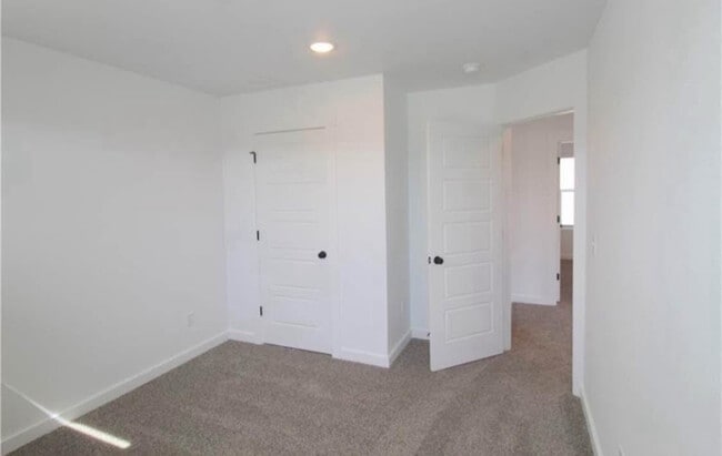 Building Photo - 811 Arctic Ave