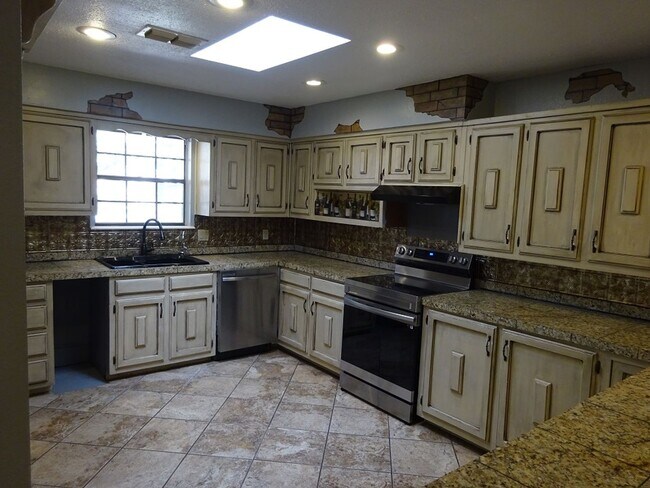 Foto del edificio - For Lease - 4660 Lemonwood Ln - Odessa TX