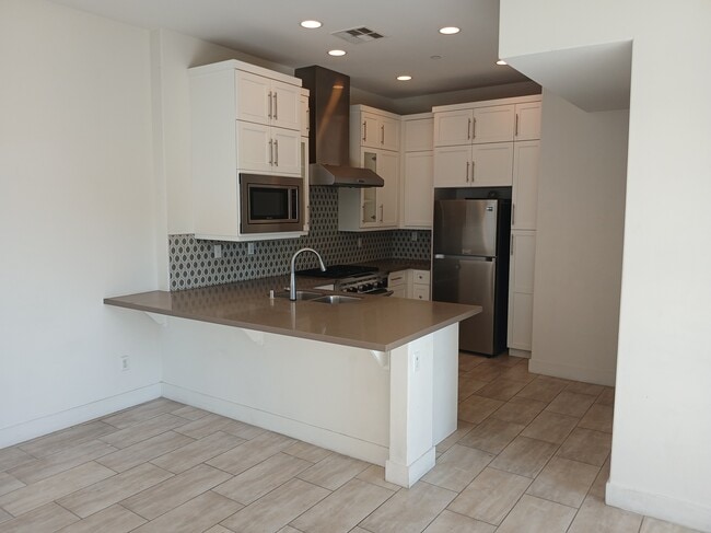 Building Photo - 135 W Live Oak Ave
