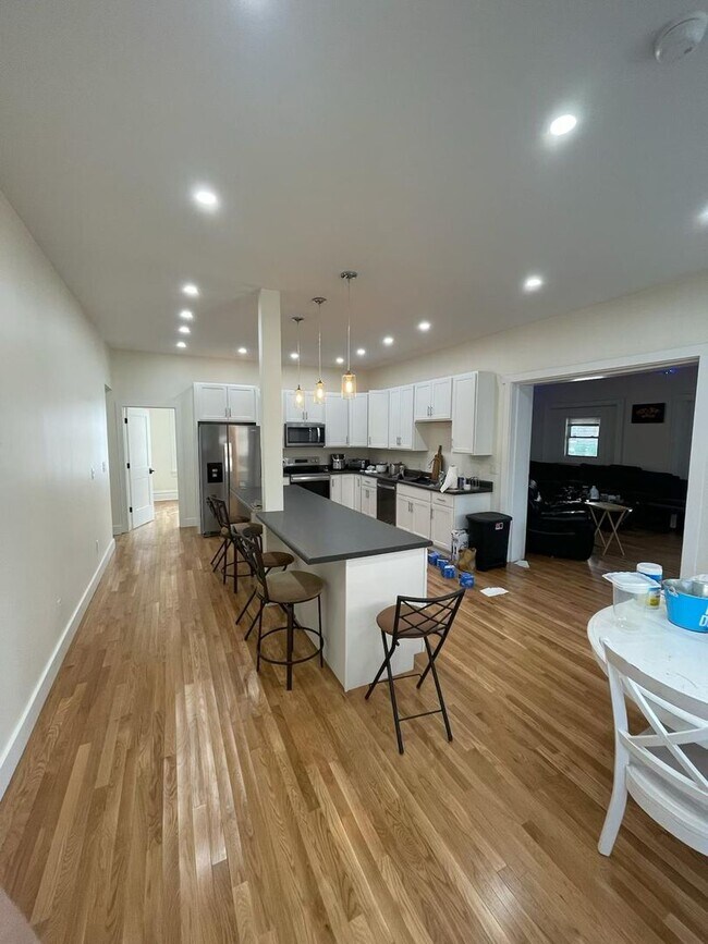 Foto del edificio - Massive  13-Bedroom House with huge Privat...