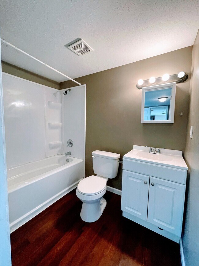 Master Bath - 114 Countryside Ln