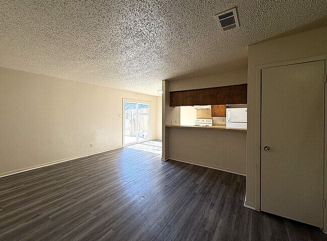 Foto del edificio - 1202 Covey Ln