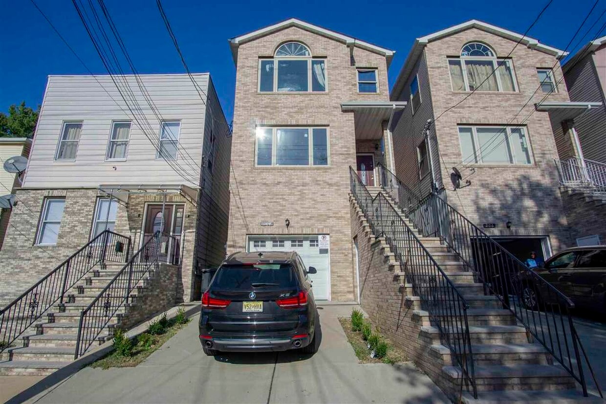 208 Seaview Ave, Jersey City, NJ 07305 House Rental in Jersey City