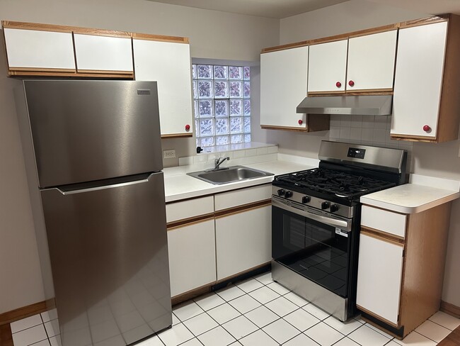 Building Photo - 1361 W Sunnyside Ave