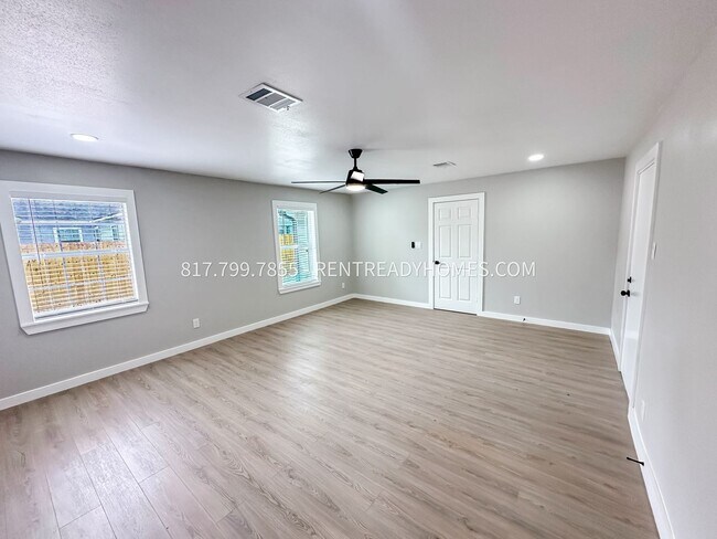 Foto del edificio - 8142 Howard Dr