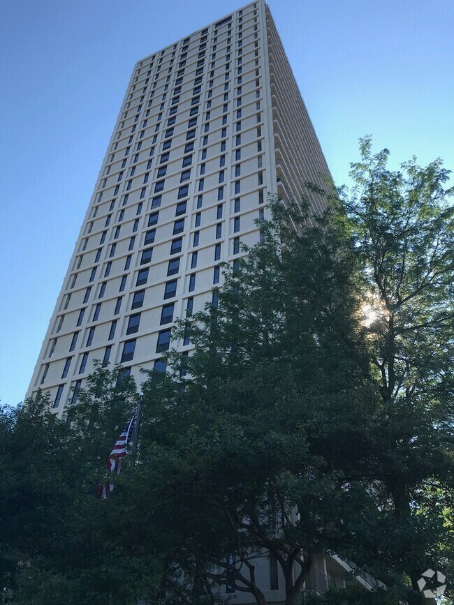Building Photo - 1960 N Lincoln Park W