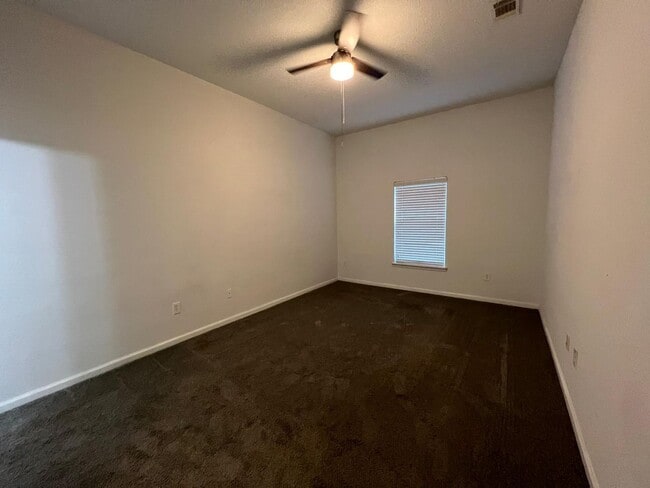 Foto del edificio - Spacious 3 bedroom condo located in a gated community off of Beach Boulevard