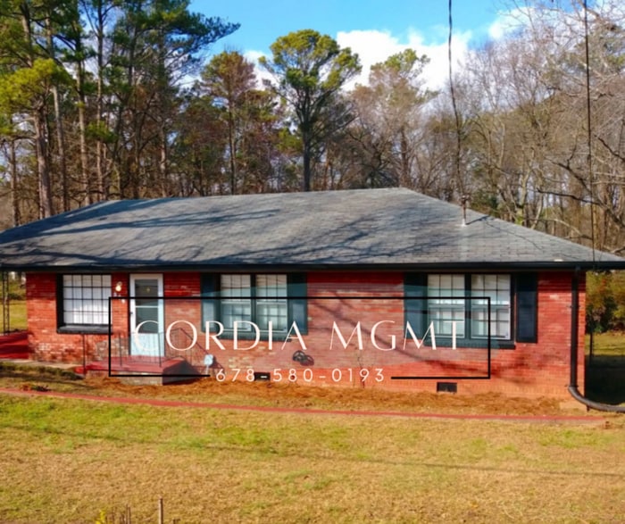 Primary Photo - Beautiful Brick Home with Space! - Mableto...