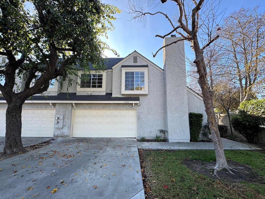 Primary Photo - Spacious Central Ventura Townhome