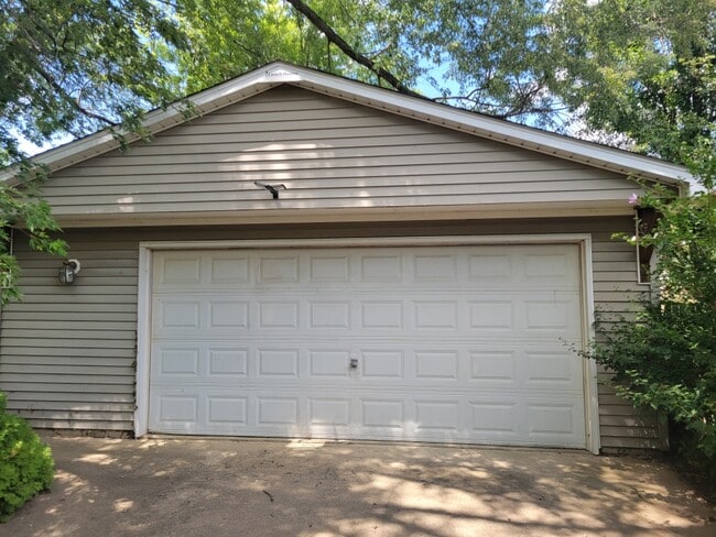 Building Photo - 305 Naples Dr
