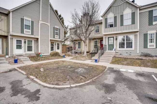 Building Photo - 1811 S Quebec Way