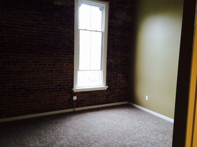 Building Photo - 135 S Main St