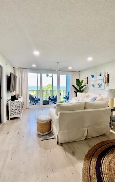 Foto del edificio - 8630 Midnight Pass Rd