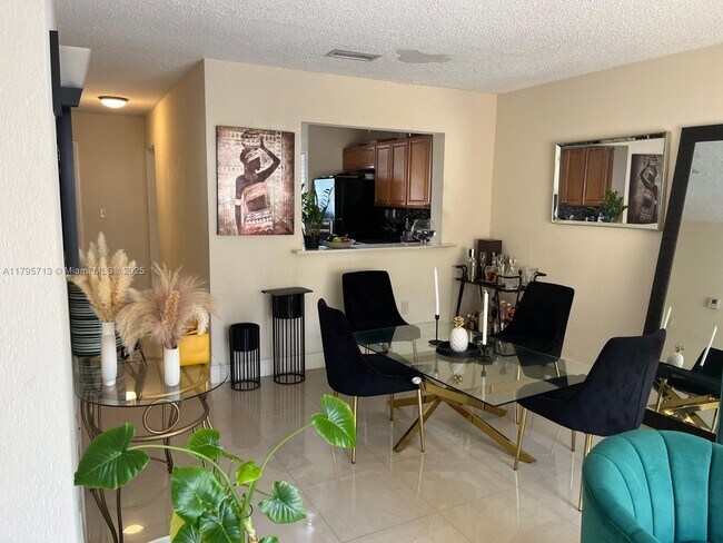 Foto del edificio - 9491 Palm Cir N