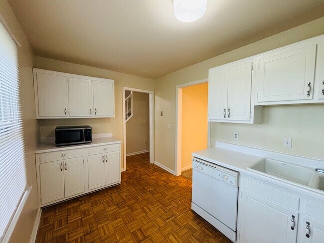 Foto del edificio - 4 Bedroom, 2.5 Bath Townhouse