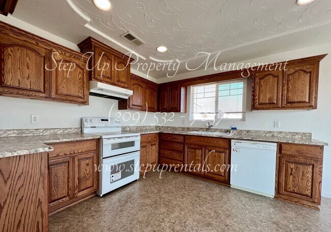 Building Photo - Spacious 3 Bedroom 2 Bathroom Home Near La...