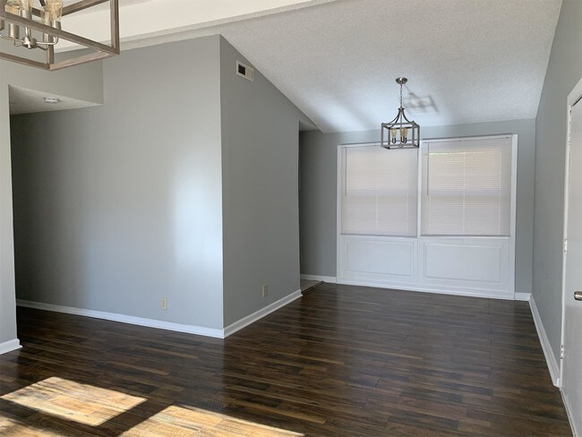 Building Photo - 1405 Crocus Ln