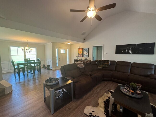 Foto del edificio - Beautiful Commerce City on in Swim/Playgro...