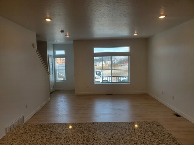 Building Photo - 4350 W Dixon Way