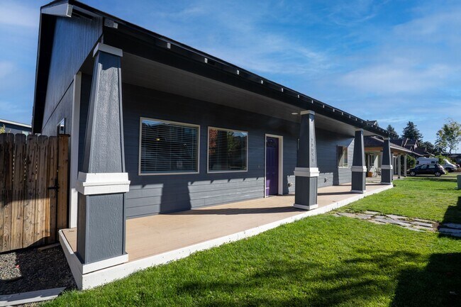 Building Photo - Single level home in SW Bend, close to the...