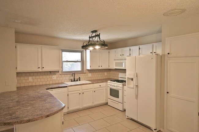 Building Photo - 3/2/2 Open Floor Plan, Mesa Schools, Dogs ...