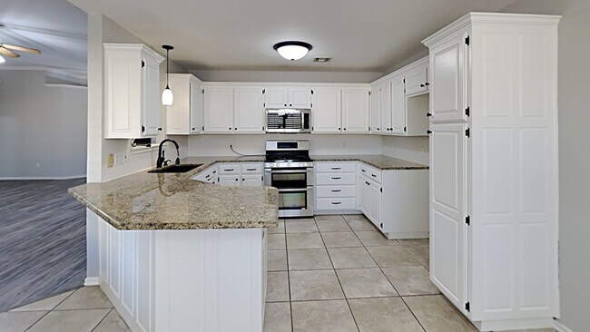 Building Photo - Very Nice 3 Bedroom 2 Bath Home in Yukon Schools