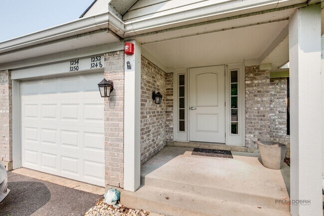 Foto del edificio - 1254 N Streamwood Ln