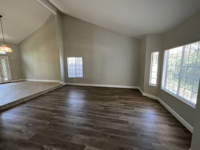 Foto del edificio - Patterson: $2589 Spacious Two story 4 bedr...