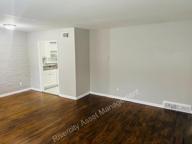 Building Photo - This is a MUST SEE in 38127!!!!! Section 8...