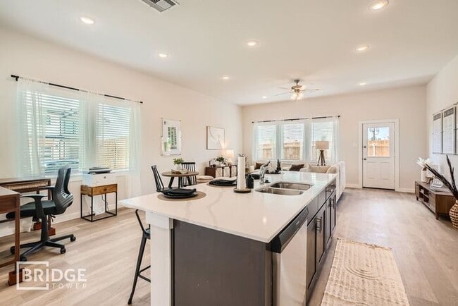 Foto del edificio - 33122 Oak Hts Pl