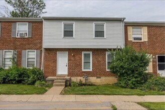 Building Photo - 215 Hedgewood Ct