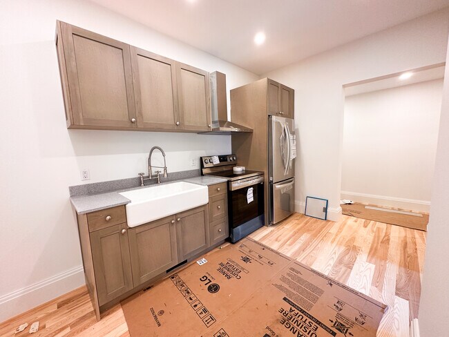 Building Photo - 144 Hudson Ave
