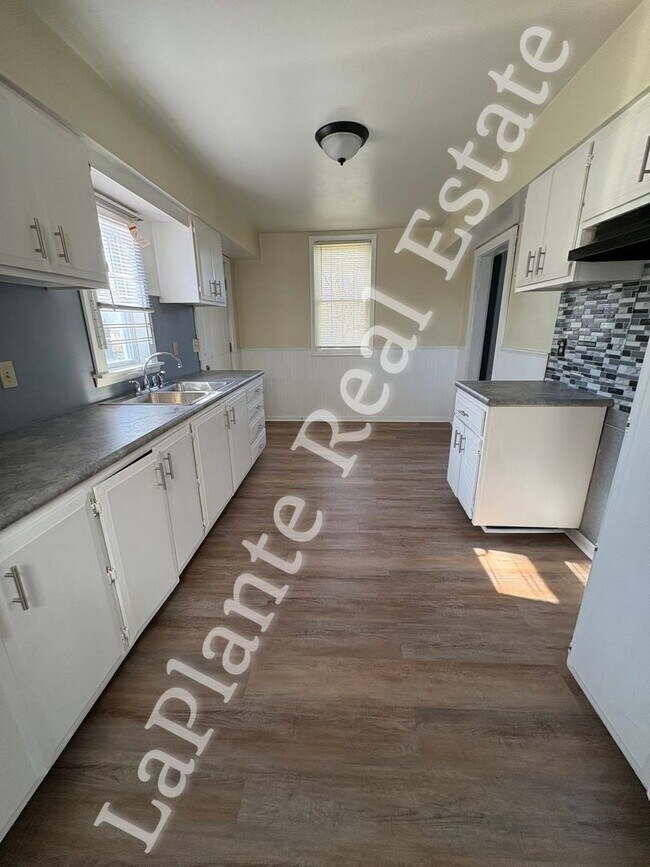 Building Photo - Spacious 4-Bed Home with Fresh Updates in Toledo’s Old South End