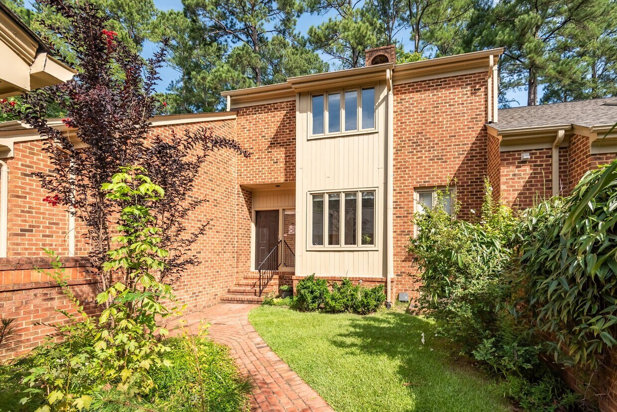Foto principal - Gorgeous 2 Bedroom Brick Townhome in the H...