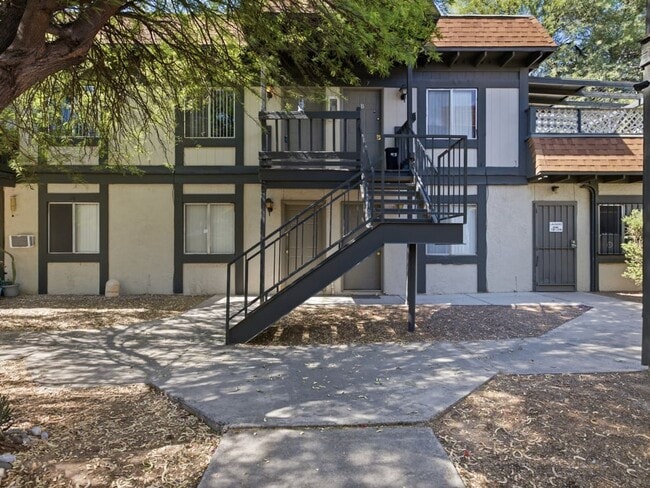 Building Photo - 1525 S Woodland Ave