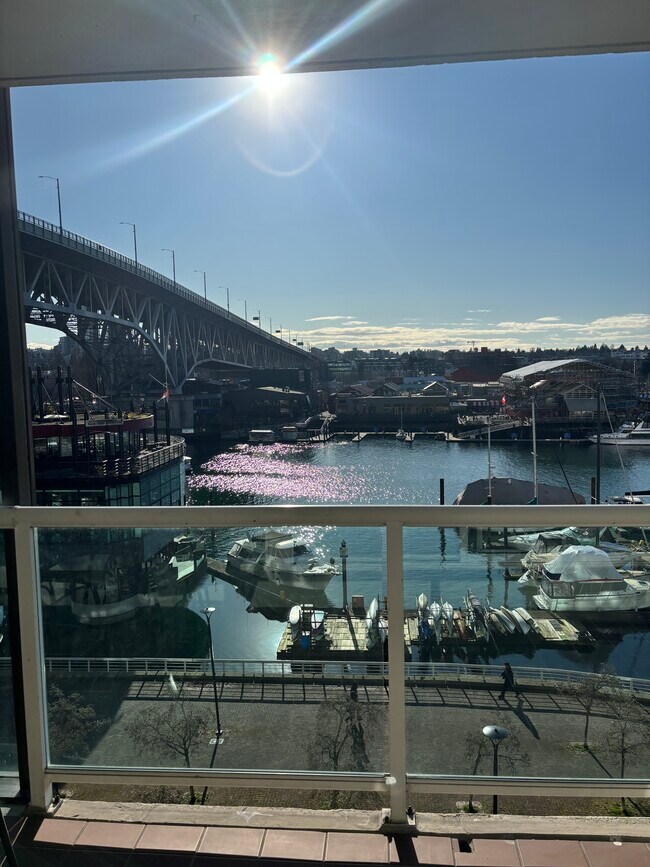 Photo du bâtiment - 1600 Howe St