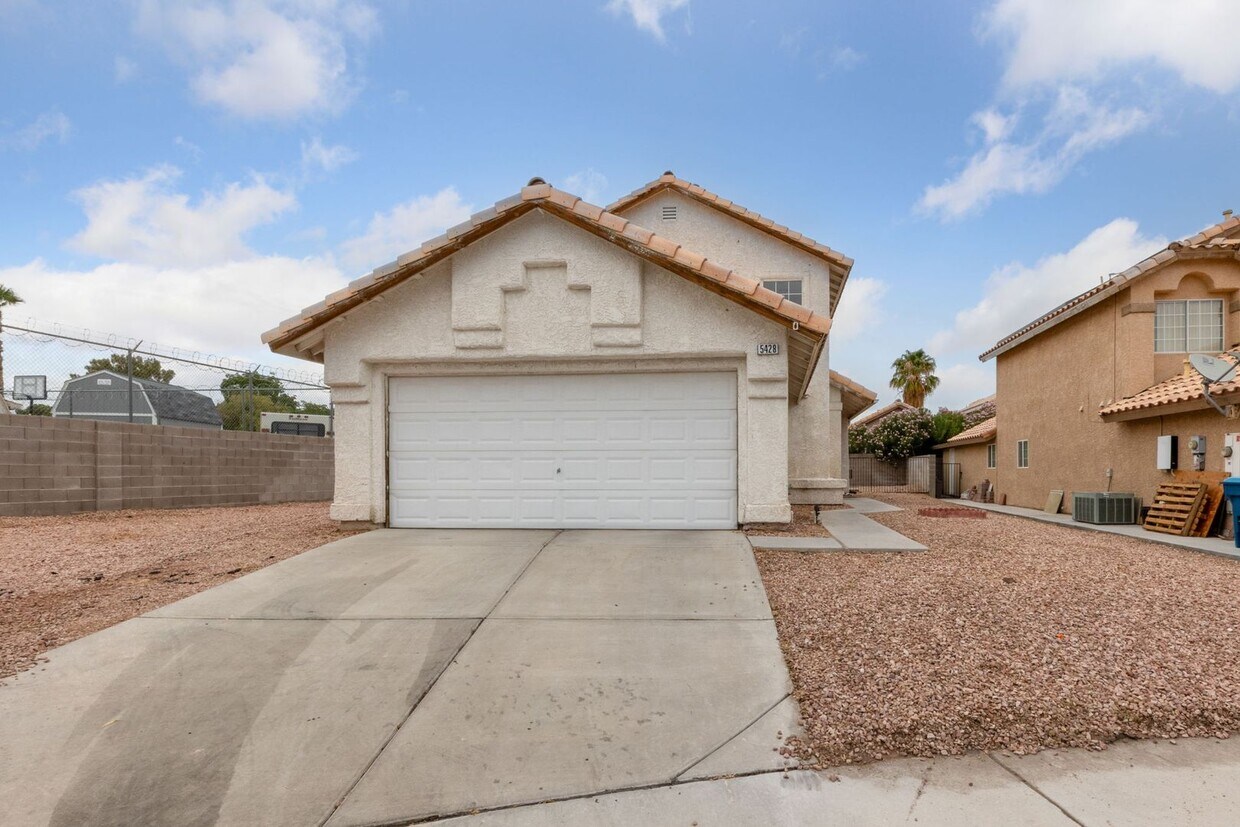 Foto principal - Spacious 4-Bedroom Home on Oversized Lot –...