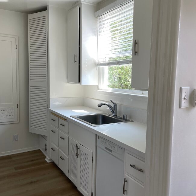 kitchen - 2122 Montana Ave